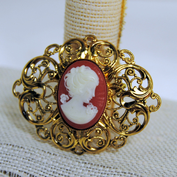 Filigree Gold Brooche with Cameo - Picture 1 of 3